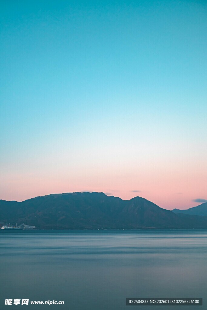 湖畔远山的美丽黄昏景色