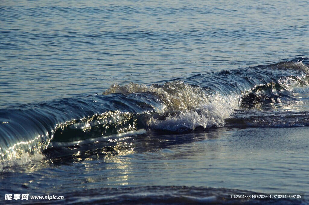 海浪轻拍沙滩的美丽瞬间