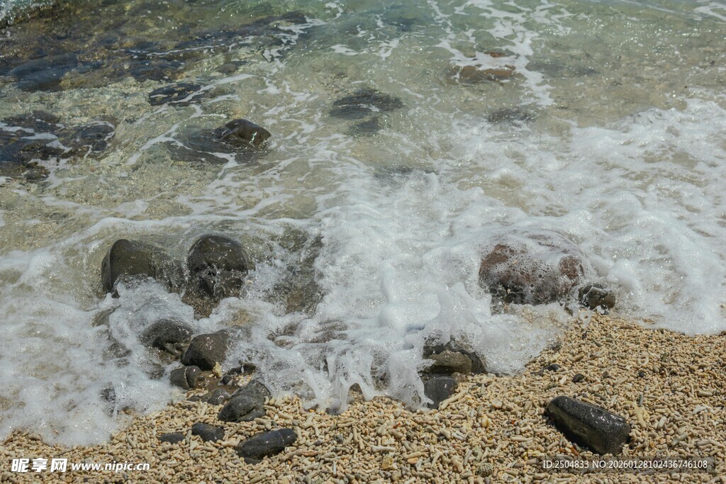 海浪拍岸 石滩景致