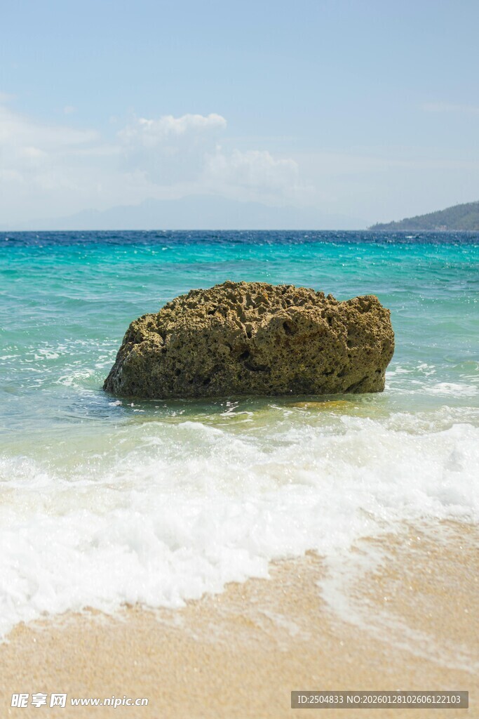 海边礁石 海浪轻拍沙滩