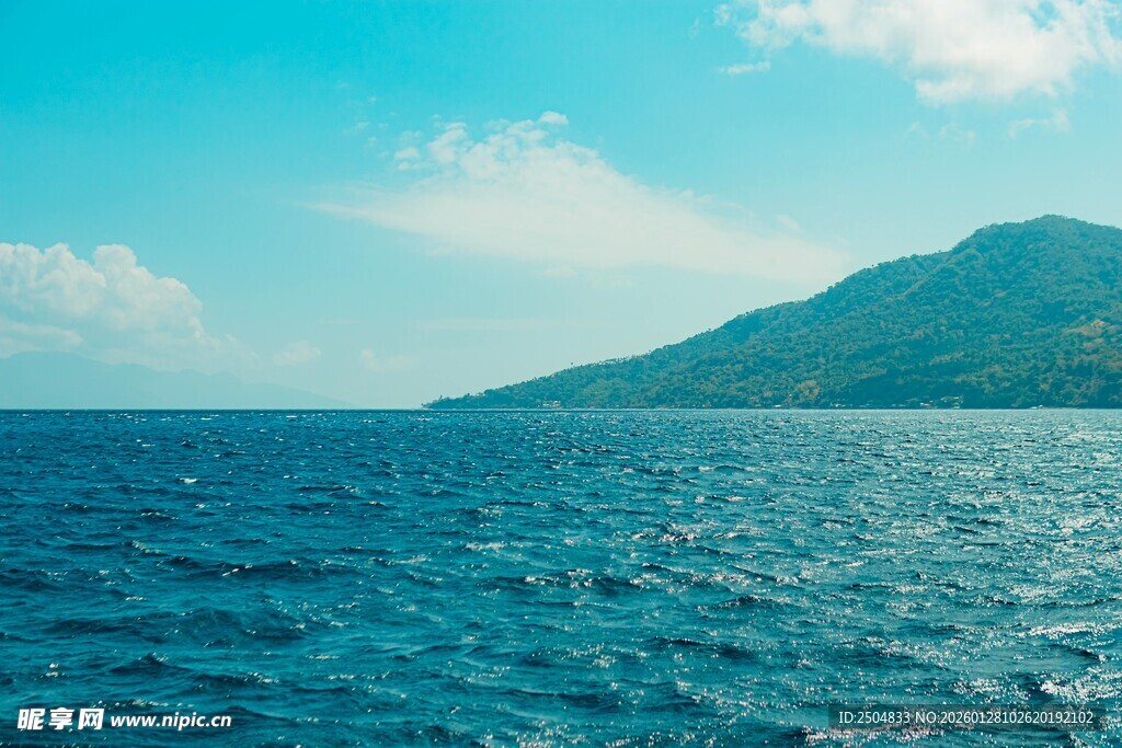 碧海蓝天远山的海洋风光