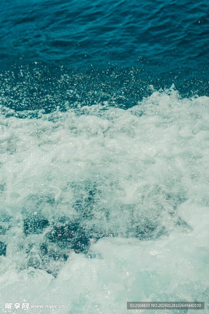 船行海面激起白色浪花