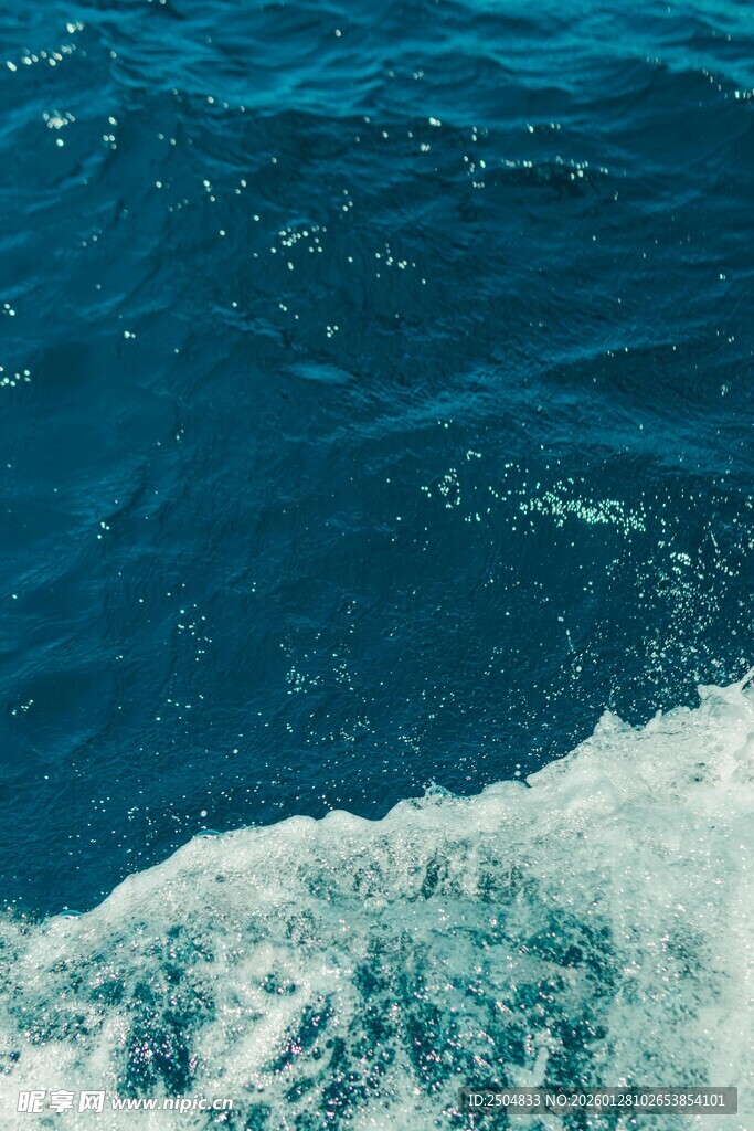 蓝色海洋中的白色浪花