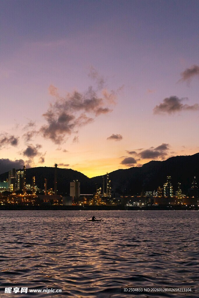 黄昏下的海滨城市美景