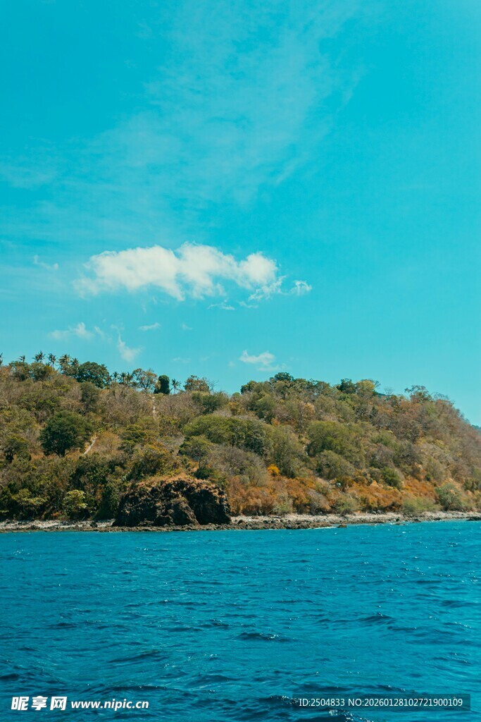 碧海蓝天中的葱郁岛屿
