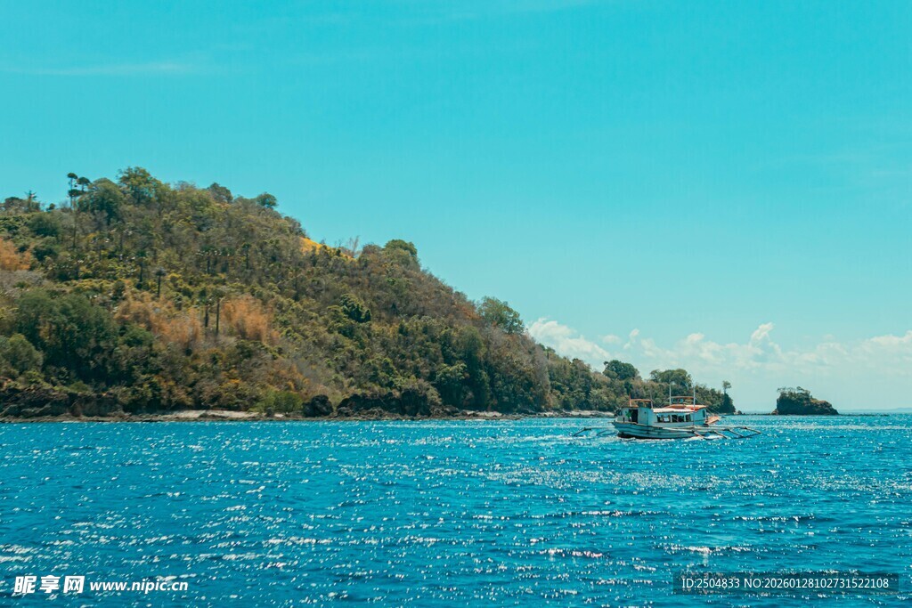 碧海青山间的海上风光