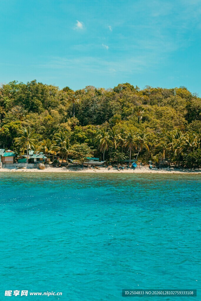 碧海环绕的葱郁海岛