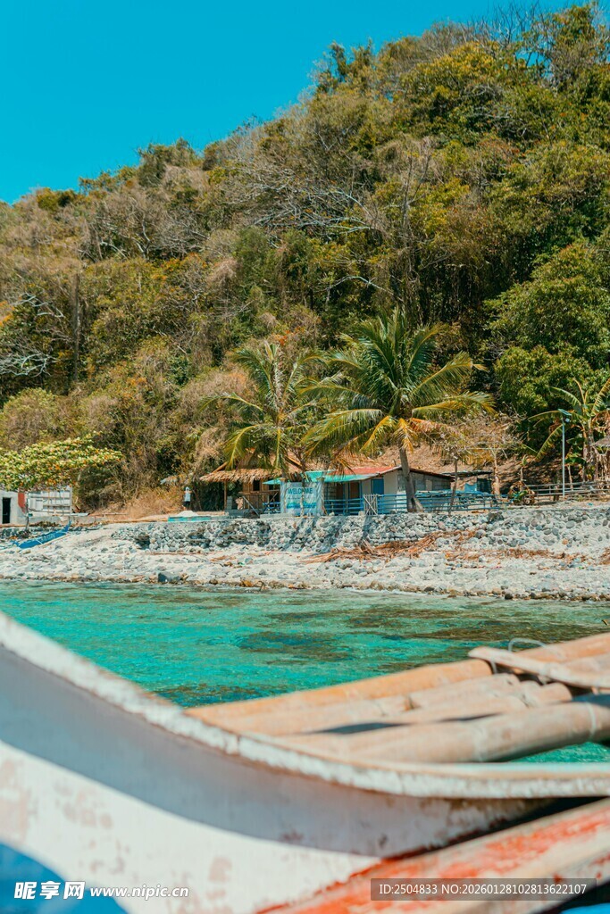 海边停泊的多彩船只