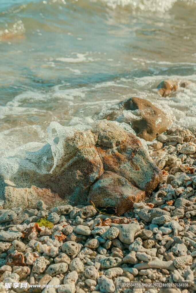 海边礁石与海浪的美丽景致