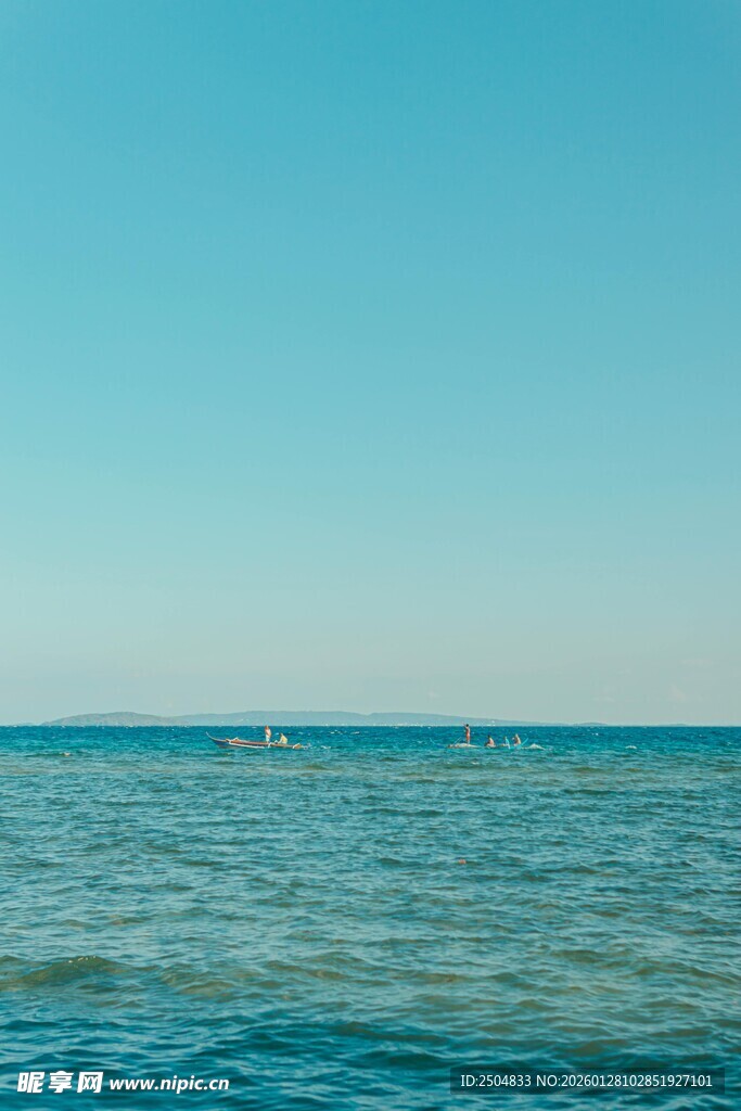 蔚蓝大海与晴朗天空