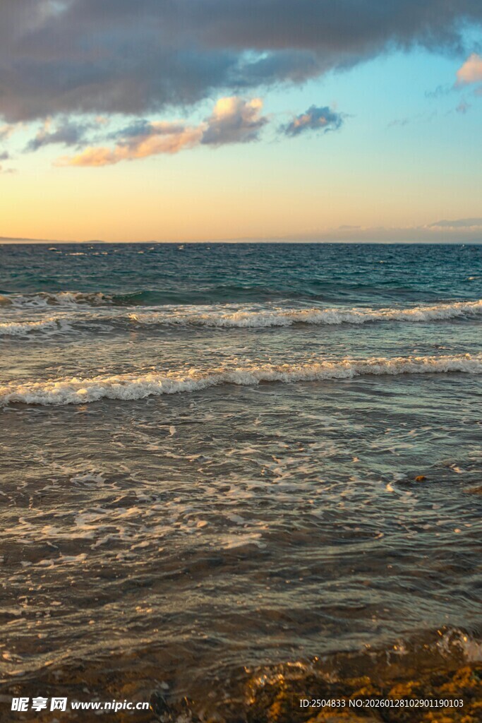海边日落时分的美丽海浪