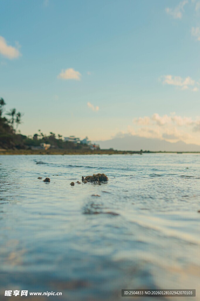 海边平静水面与远处景致