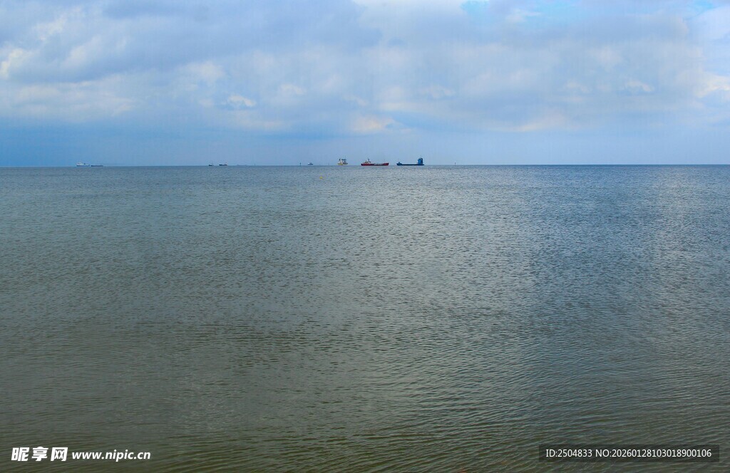 广阔海面与蓝天白云景象