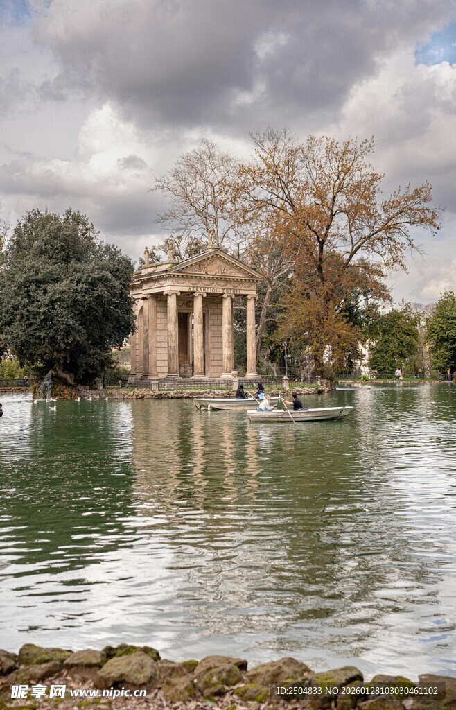 湖畔古典建筑倒影景观