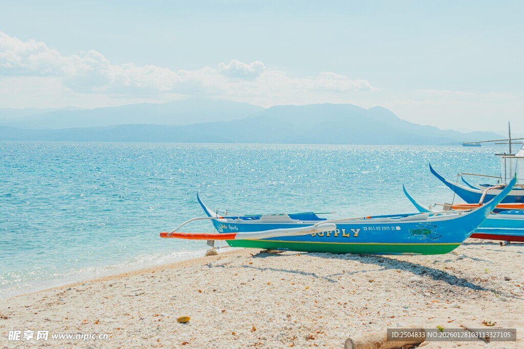 沙滩上多彩渔船静立