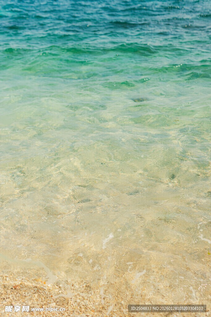 清澈海边沙滩美景