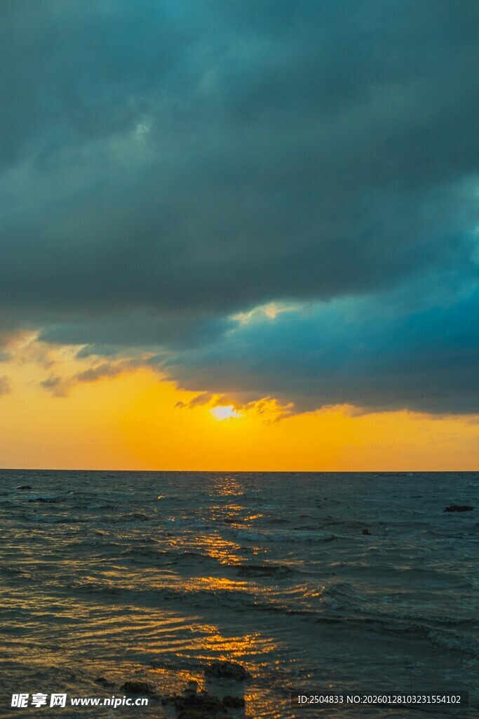 海上日落 乌云下的壮丽景观
