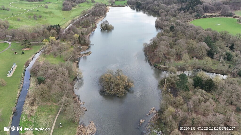 俯瞰蜿蜒河流与周边景致