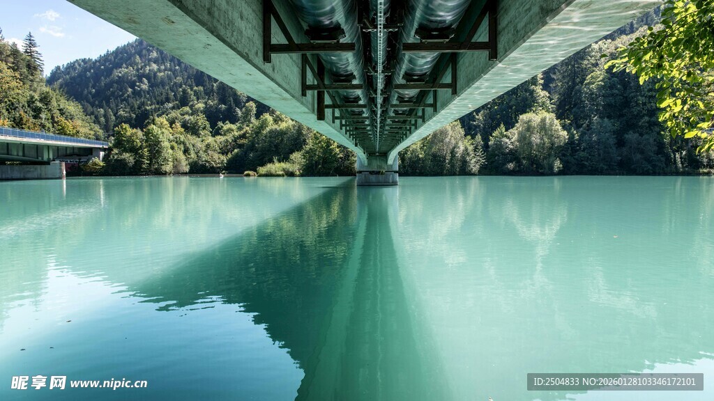 桥下碧湖美景