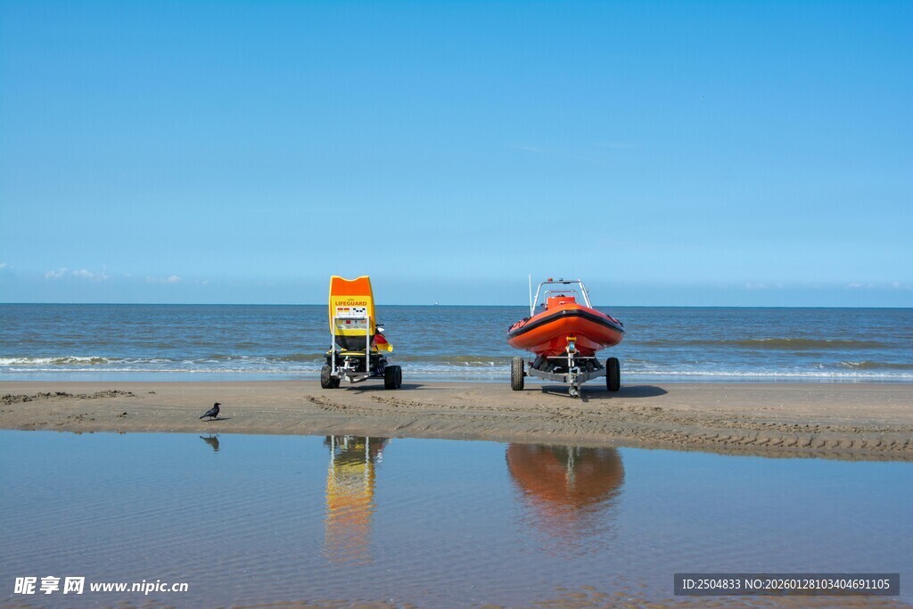 海滩上的救生员岗亭与倒影