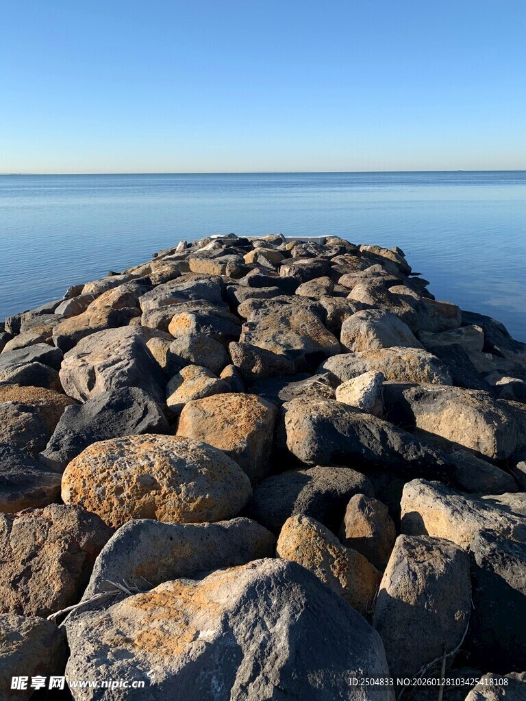 海边石堤 静美自然景致
