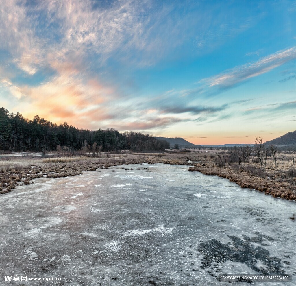 冬日冰封旷野的美丽景致