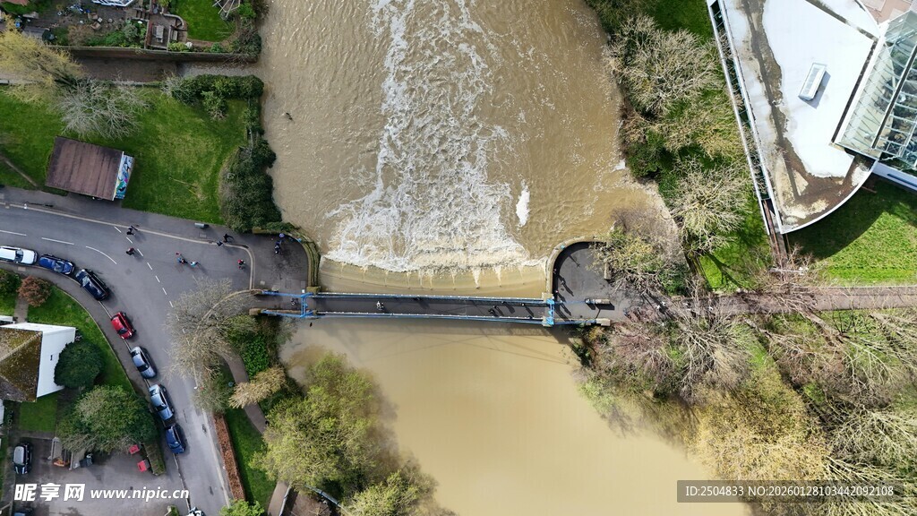 俯瞰湍急河流上的桥梁