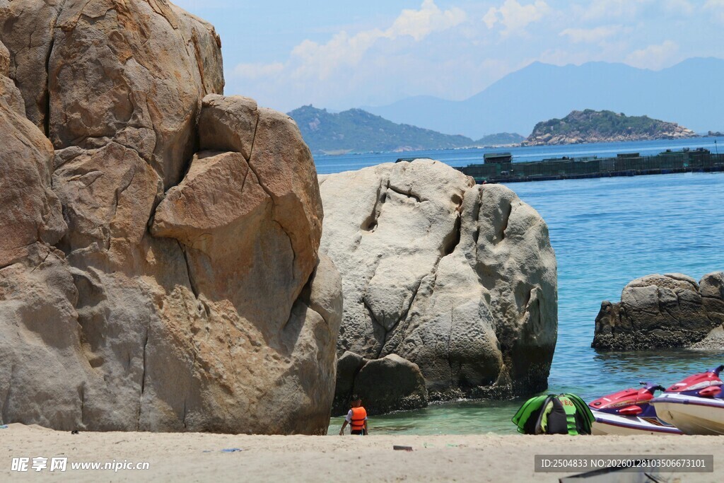 海边岩石旁的休闲景象