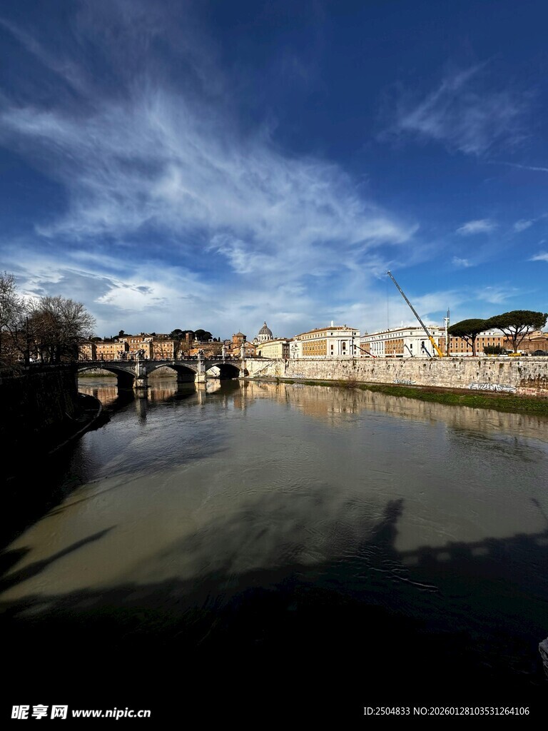 河畔桥梁风景图