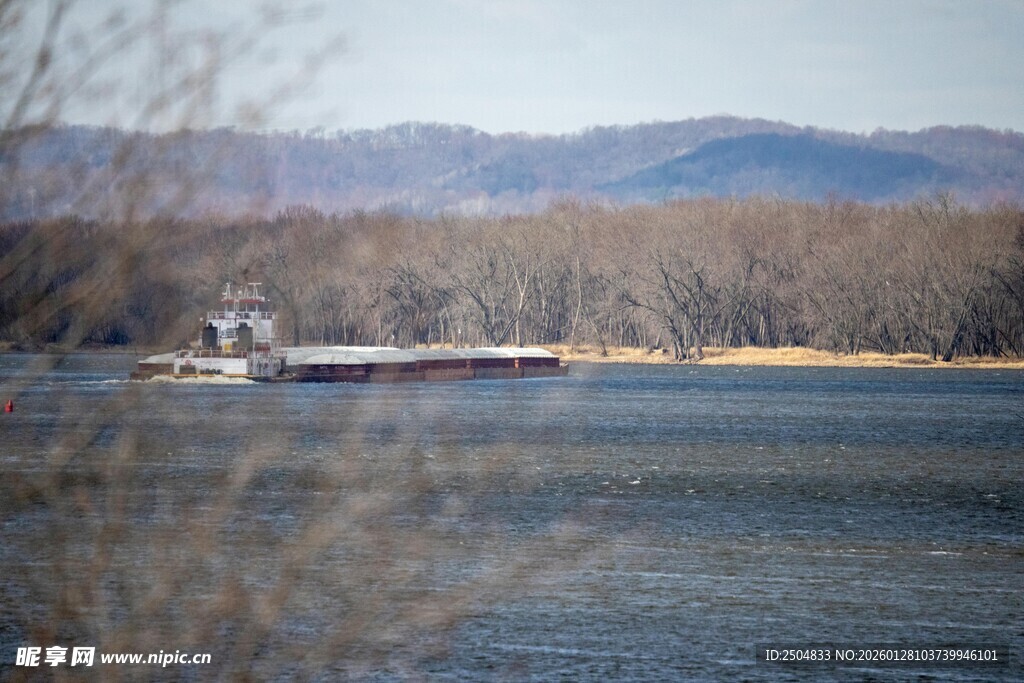 宁静河畔驳船风景