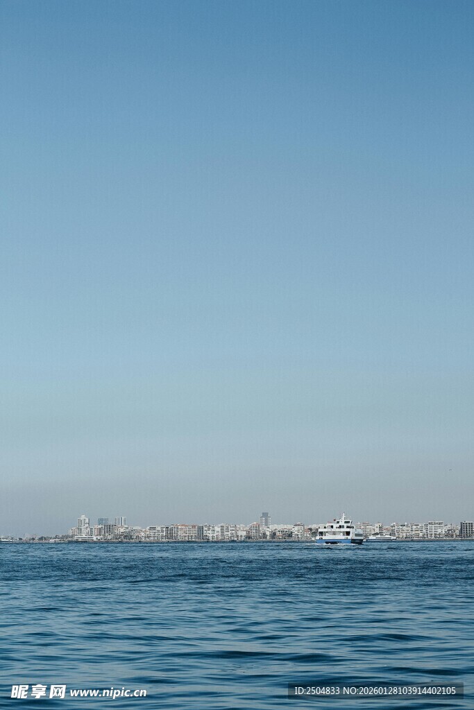 海上远眺城市天际线