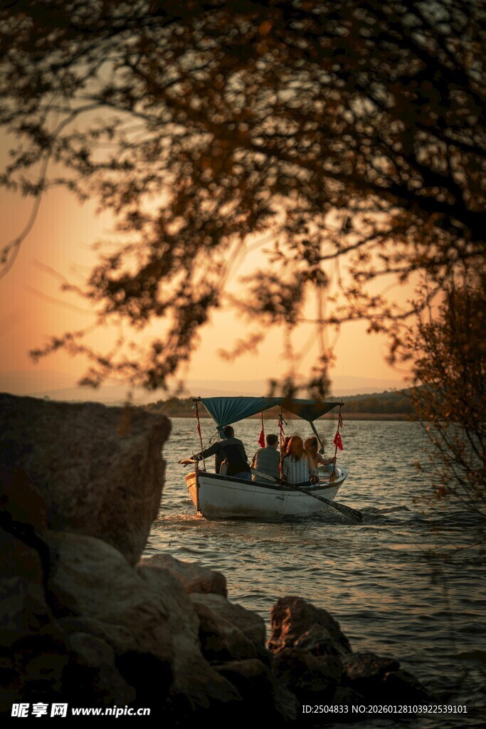 夕阳下的湖畔小船