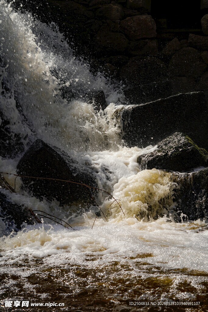 湍急溪流中的白色水花