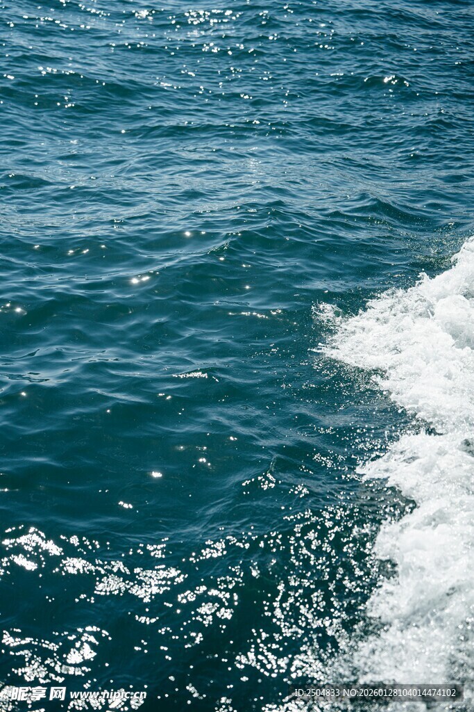 海浪翻涌的蓝色海洋