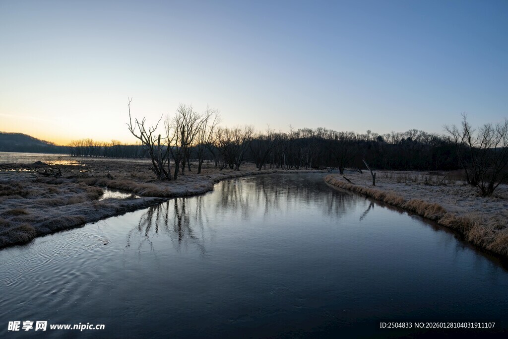 宁静河畔黄昏美景