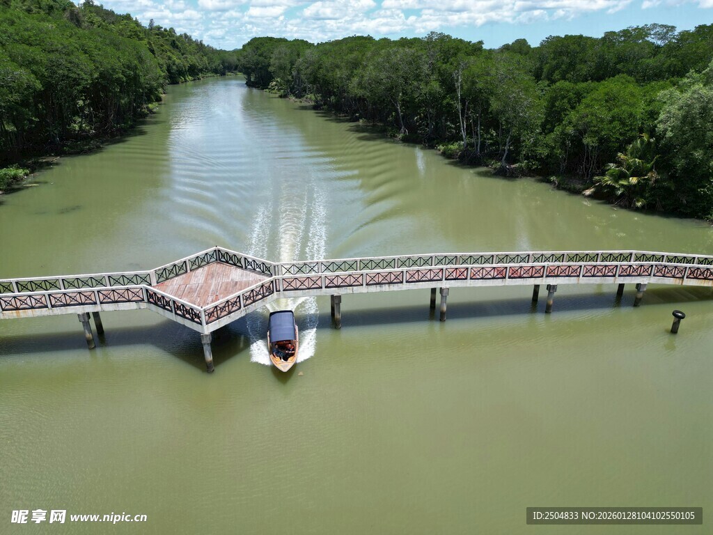 河流上的桥梁与行驶小船