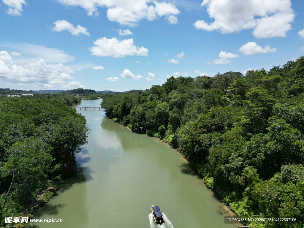 河上泛舟赏两岸葱郁风光