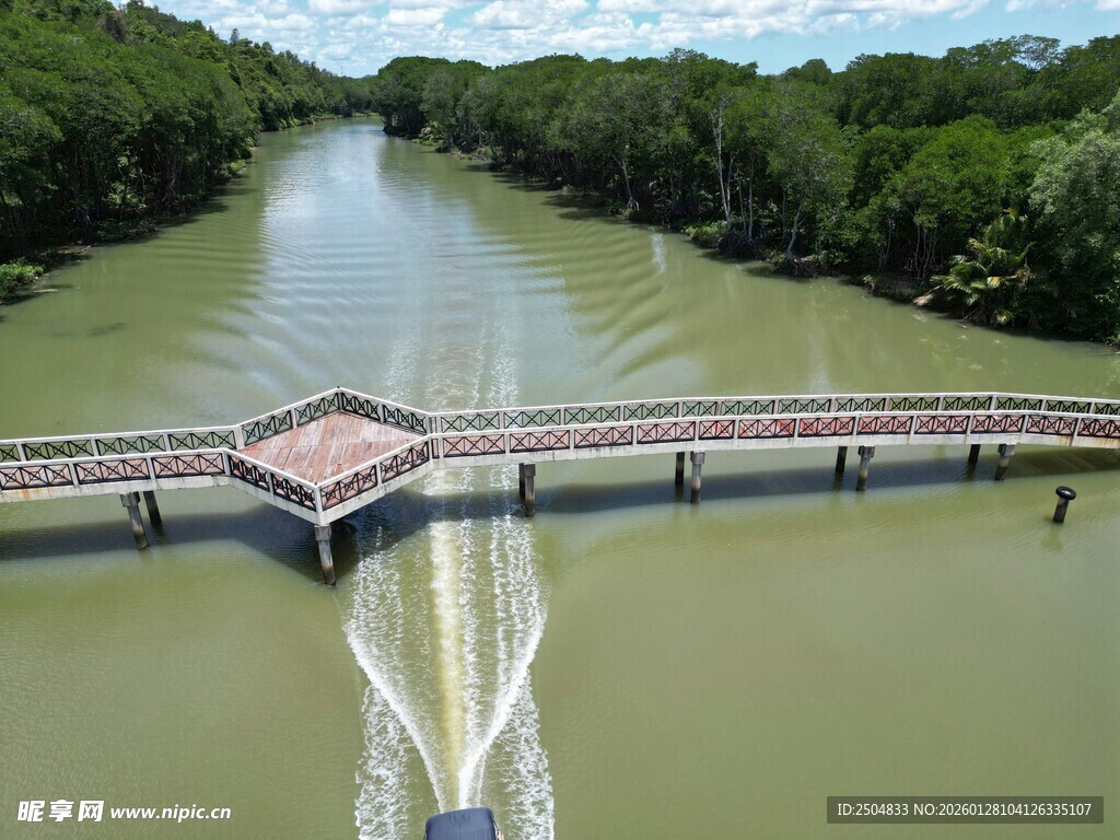 河流上的桥梁与喷泉景观