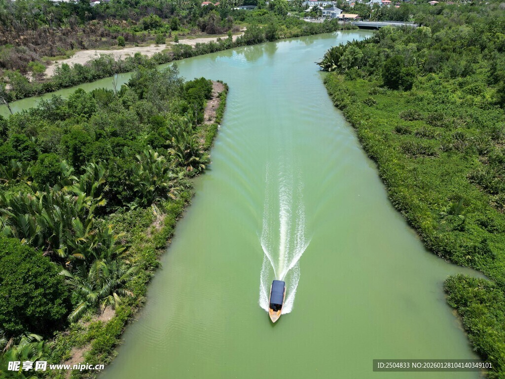 河上小船穿行于绿意间