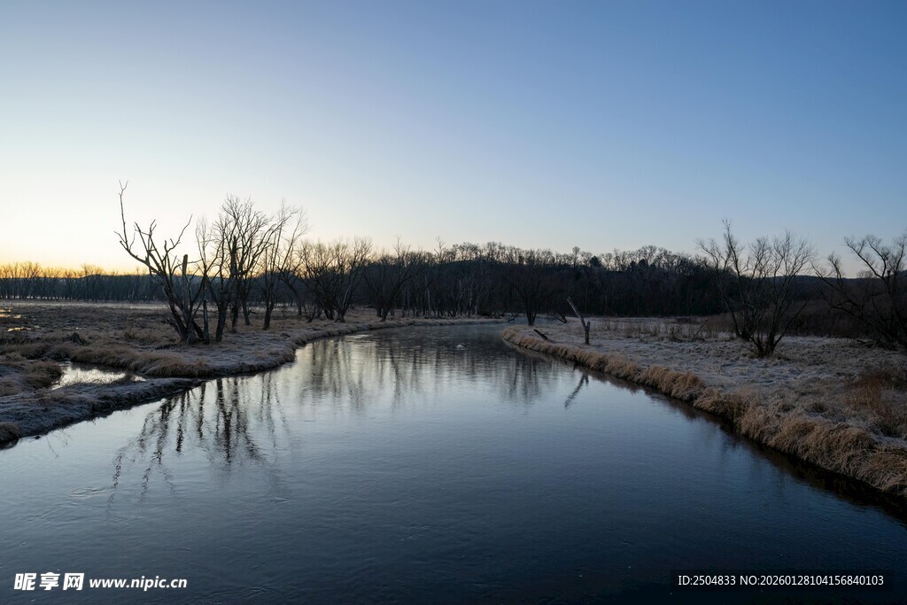 冬日河畔静谧风光