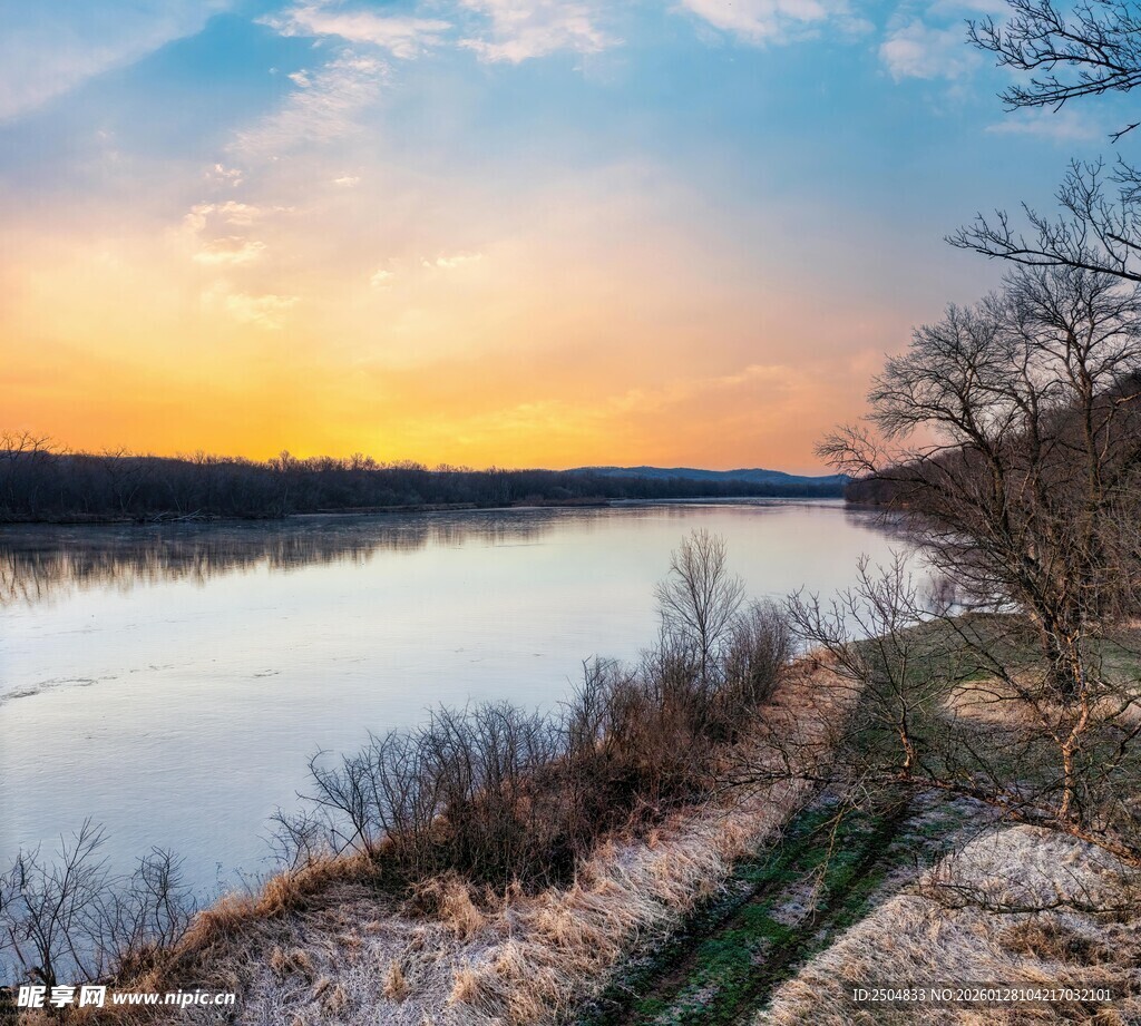 河畔冬日黄昏美景