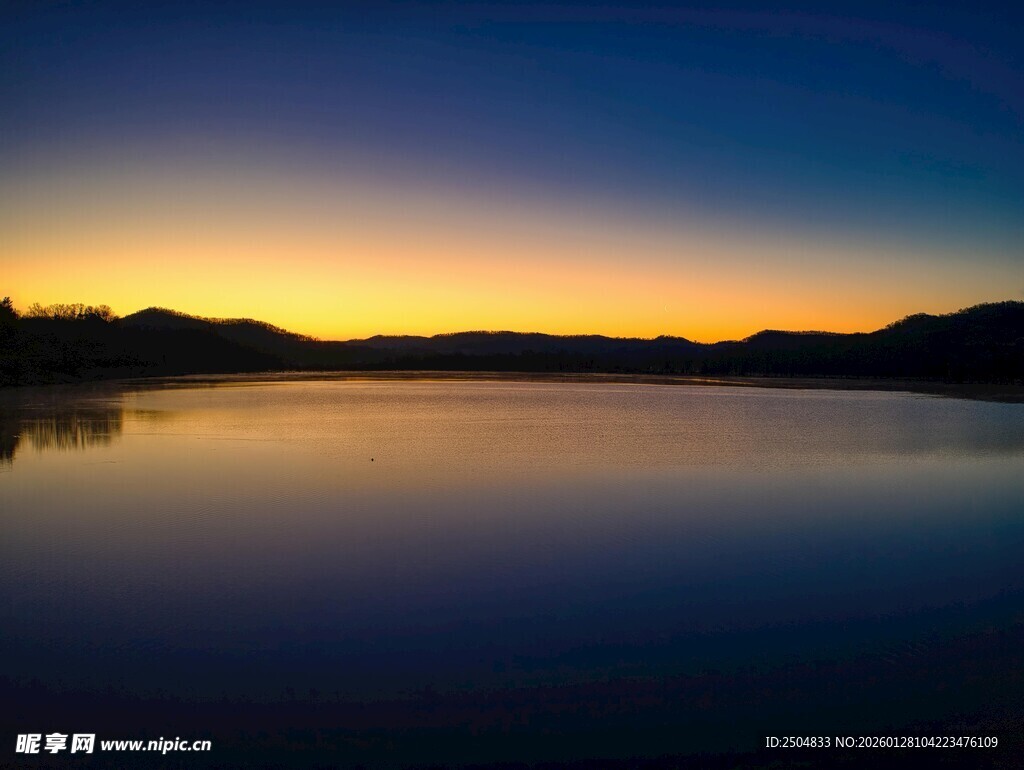 湖畔日落美景