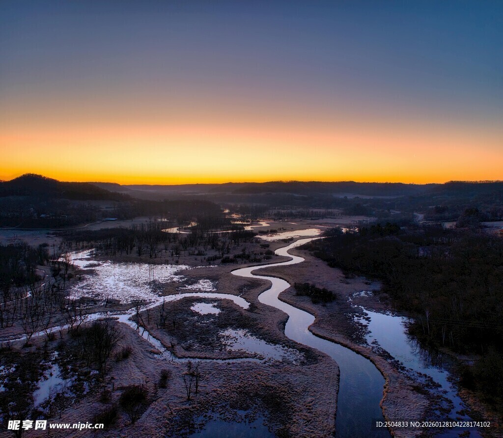 冬日河畔壮丽日出景观