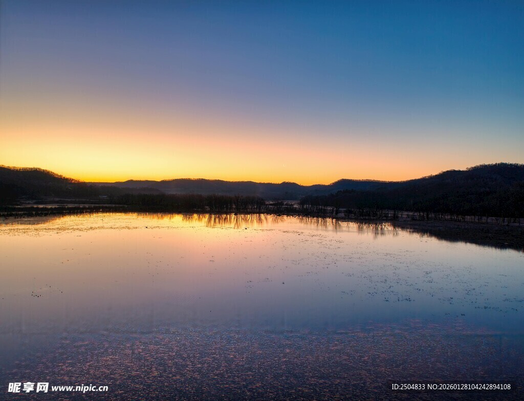 湖畔绝美日落倒影景观