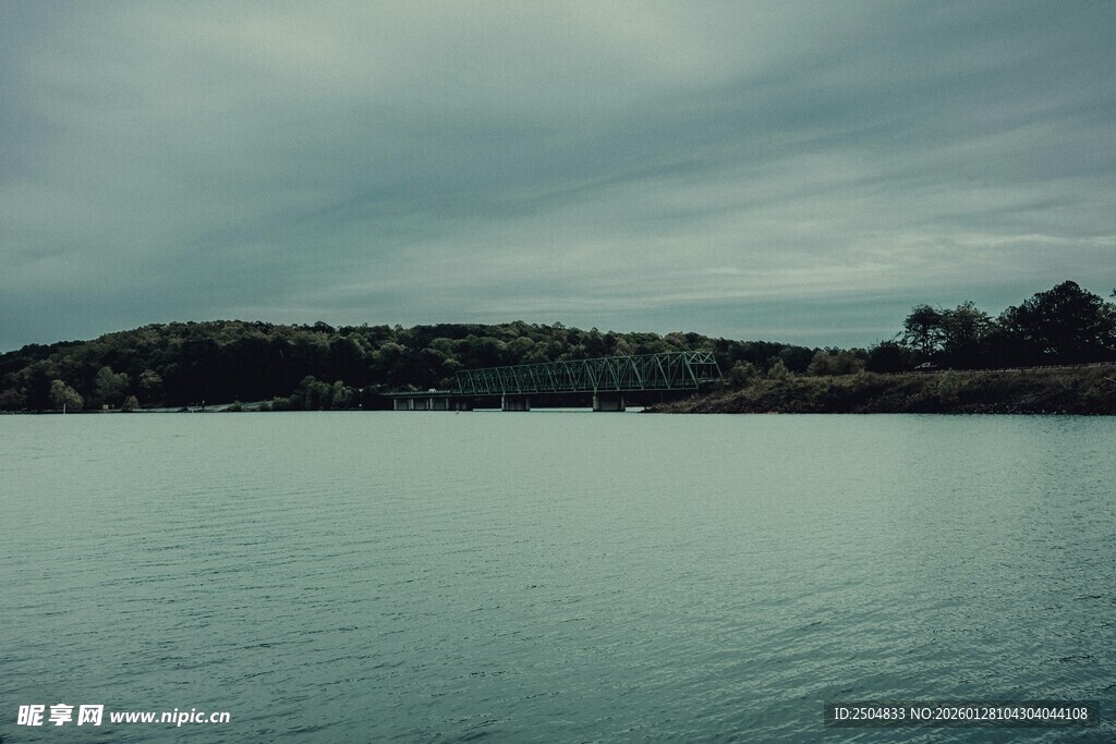 宁静湖面与远处天际线