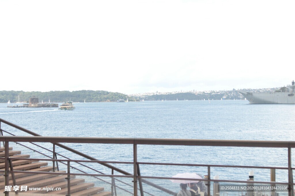 海滨栏杆旁的开阔海景