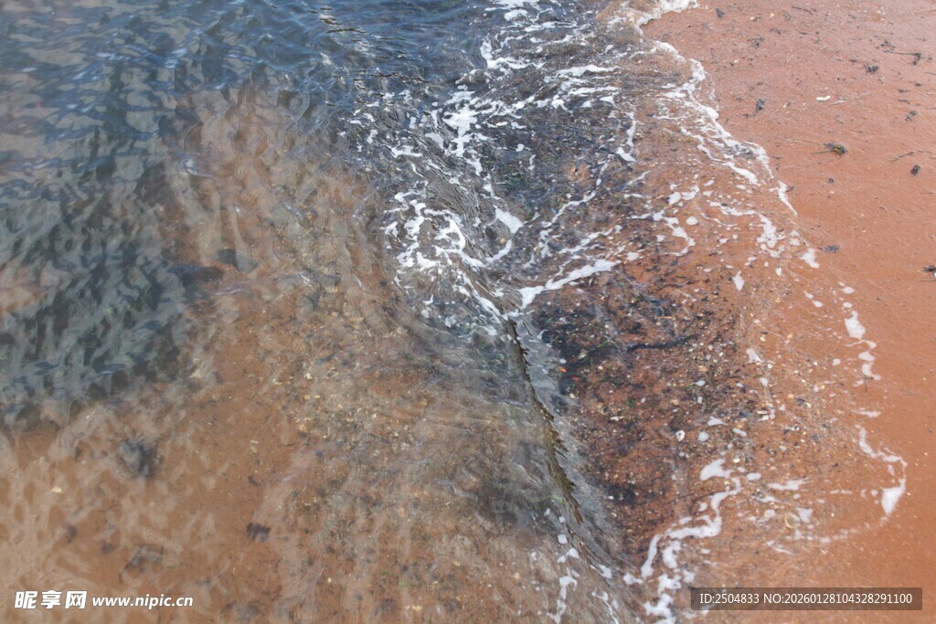 海浪拍打沙滩的美丽景象