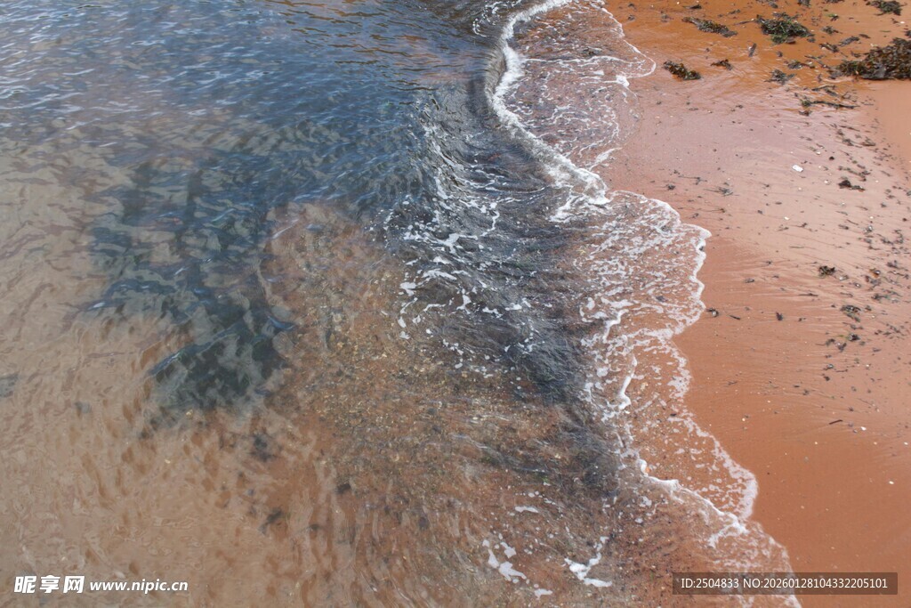 海浪轻拍沙滩的美丽景象