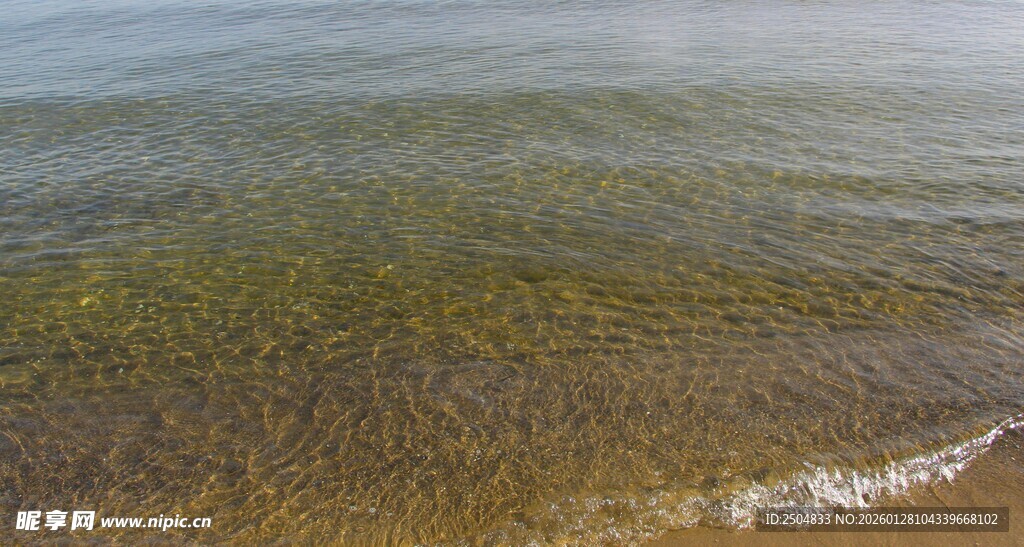 清澈海面与翻涌小浪花