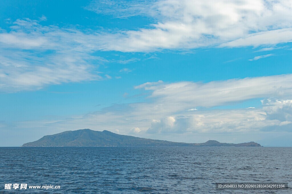 碧海蓝天中的远山景色